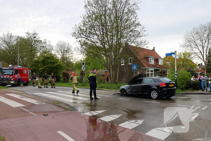 Auto vliegt spontaan in brand tijdens rit
