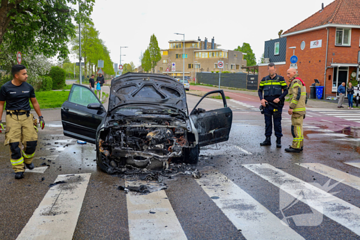 Auto vliegt spontaan in brand tijdens rit