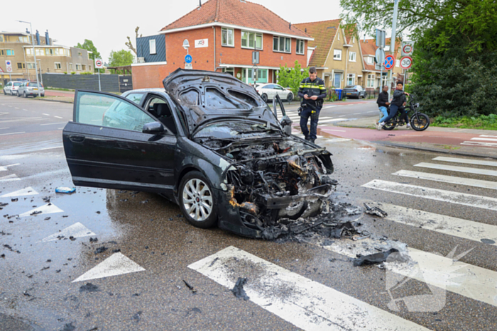 Auto vliegt spontaan in brand tijdens rit