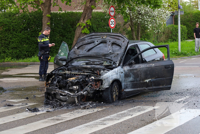 Auto vliegt spontaan in brand tijdens rit