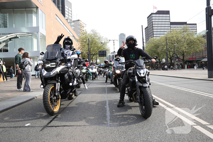 Duizenden Pro-Palestijn demonstranten komen aan bij stadhuis