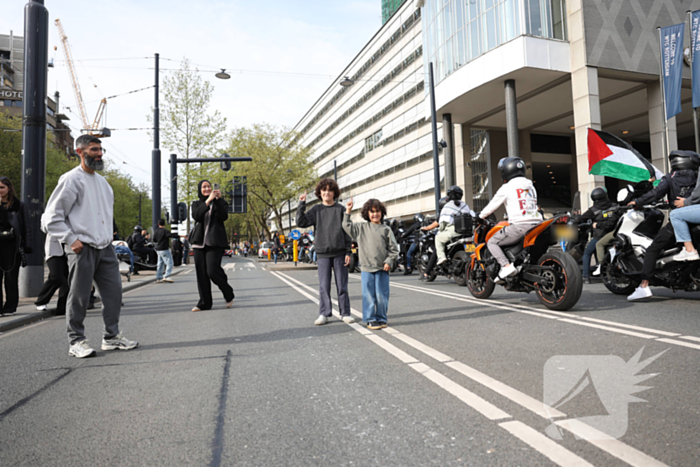 Duizenden Pro-Palestijn demonstranten komen aan bij stadhuis