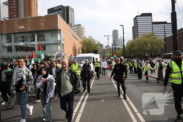 Duizenden Pro-Palestijn demonstranten komen aan bij stadhuis