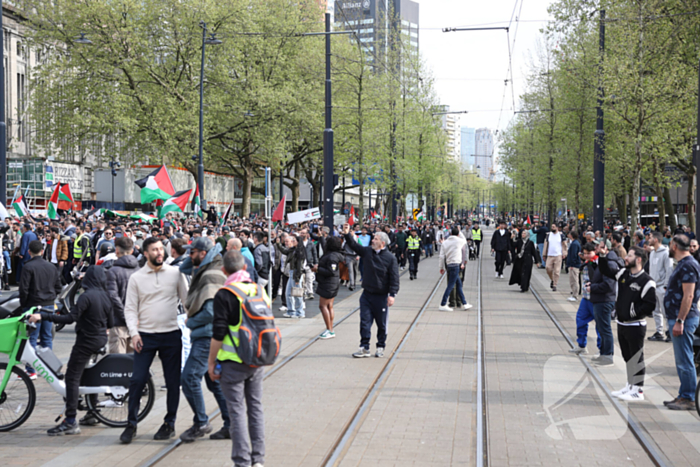 Duizenden Pro-Palestijn demonstranten komen aan bij stadhuis