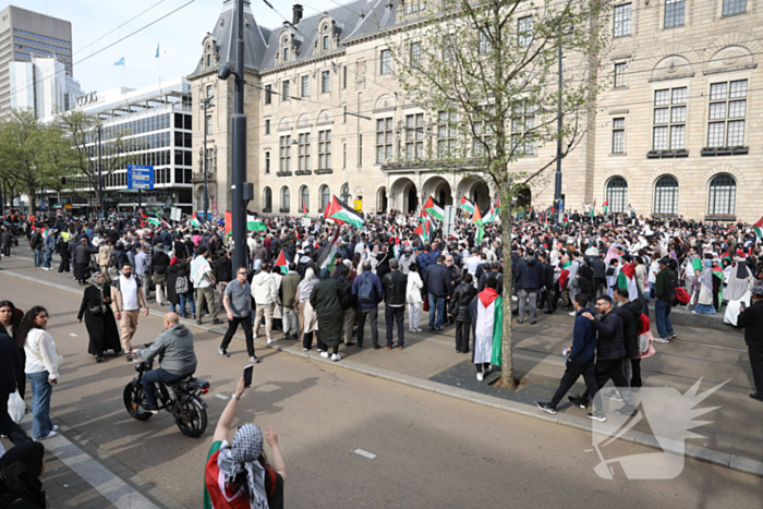 Duizenden Pro-Palestijn demonstranten komen aan bij stadhuis