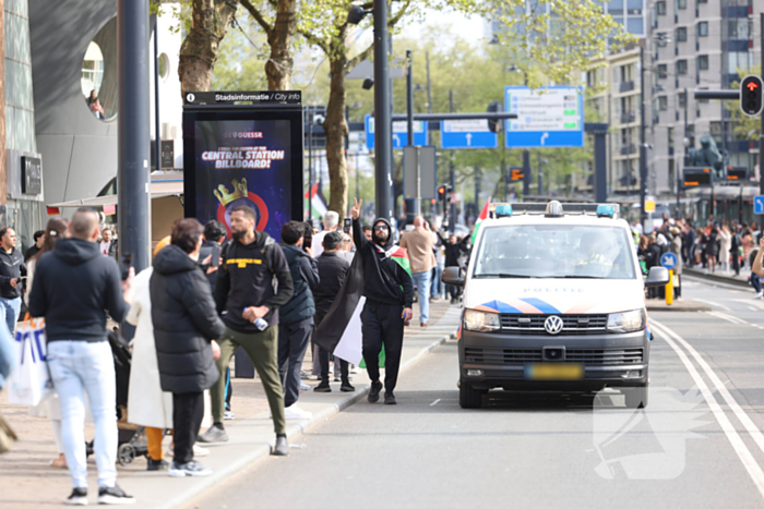 Duizenden Pro-Palestijn demonstranten komen aan bij stadhuis