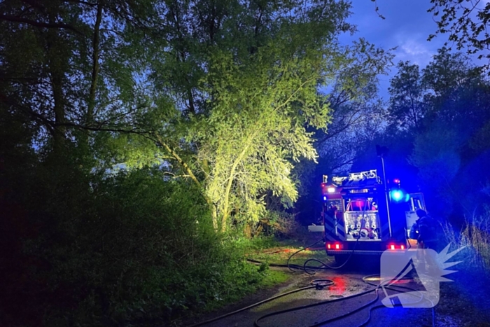Brandweer blust brand in park