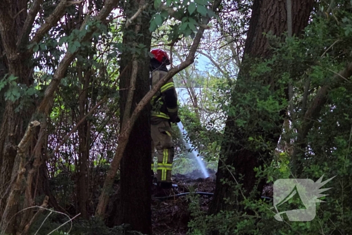 Brandweer blust brand in park