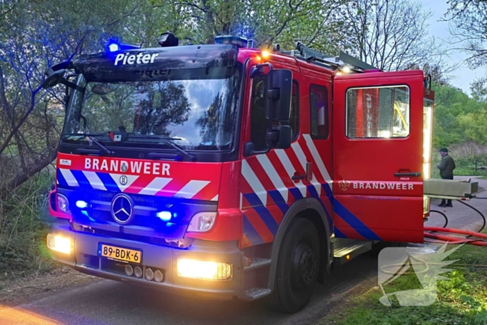 Brandweer blust brand in park