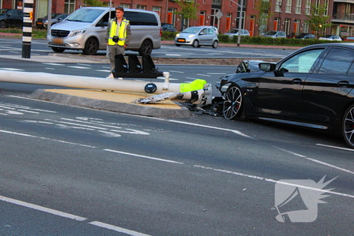 Automobilist rijdt op hoge snelheid verkeerslichten omver