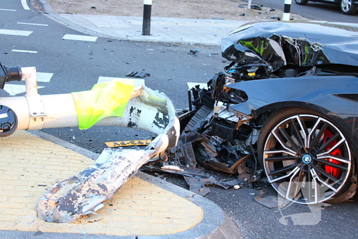 Automobilist rijdt op hoge snelheid verkeerslichten omver