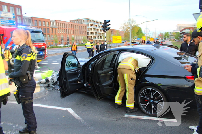 Automobilist rijdt op hoge snelheid verkeerslichten omver