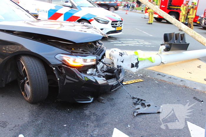 Automobilist rijdt op hoge snelheid verkeerslichten omver