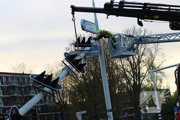 Automobilist rijdt op hoge snelheid verkeerslichten omver