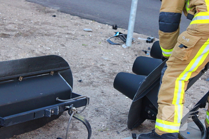 Automobilist rijdt op hoge snelheid verkeerslichten omver