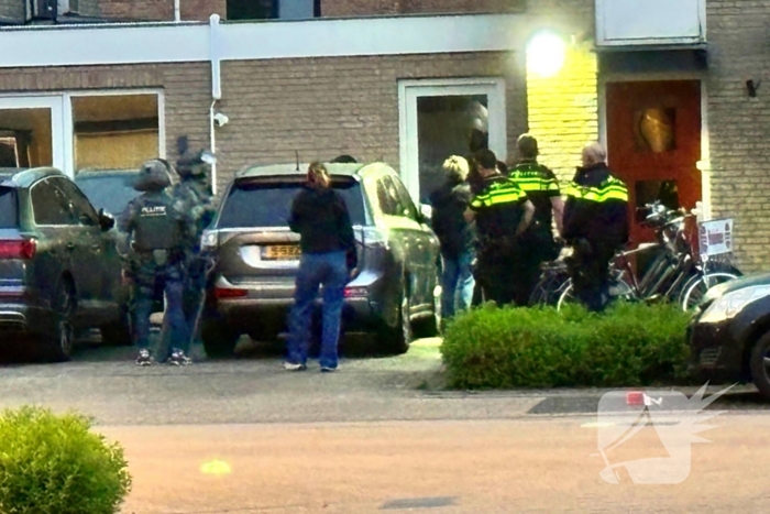 Arrestatieteam doet inval in woning