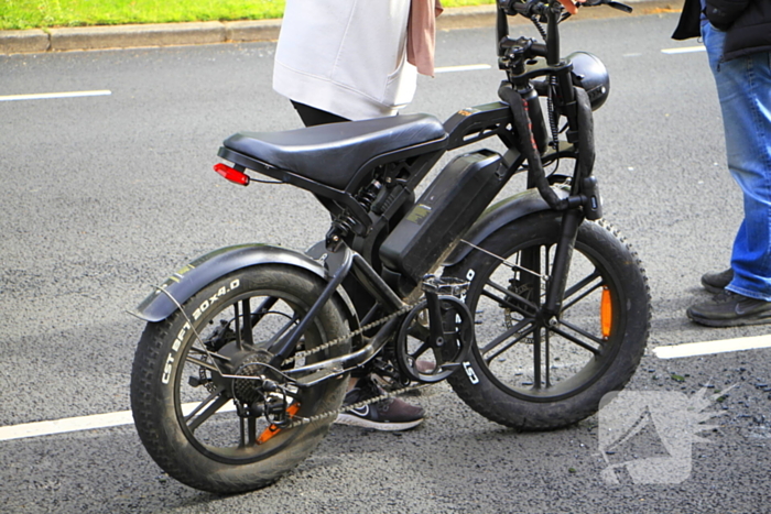 Fatbiker klapt achterop auto