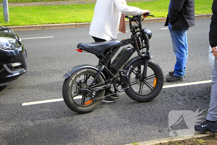 Fatbiker klapt achterop auto