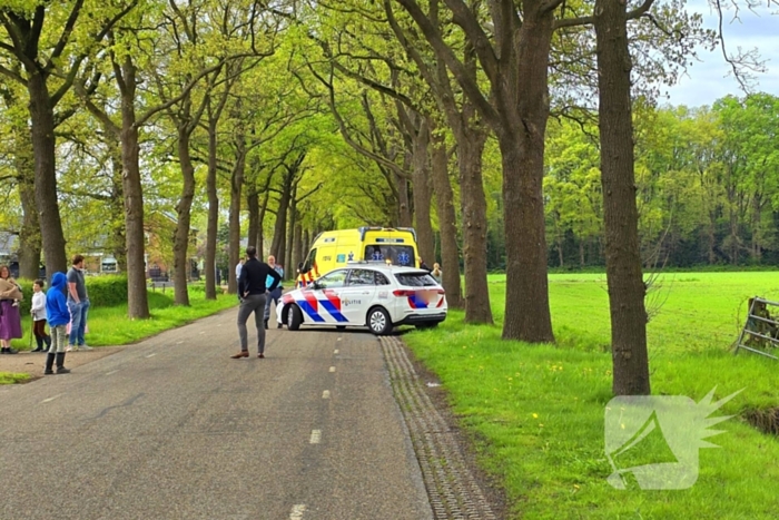 Automobilist knalt op boom