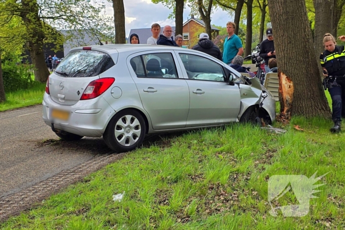 Automobilist knalt op boom