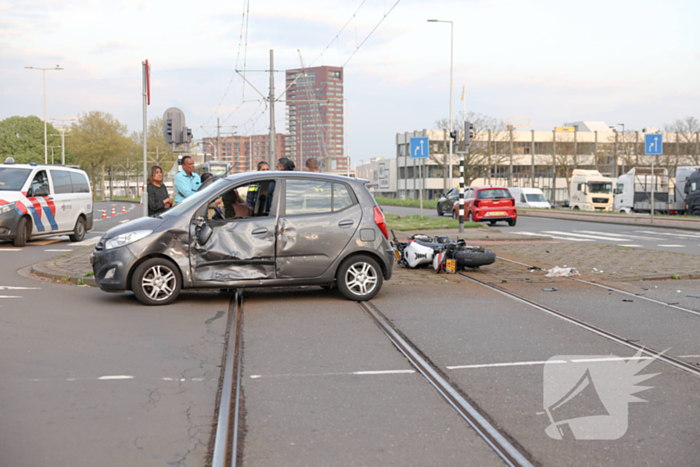 Motorrijder gewond bij botsing met auto