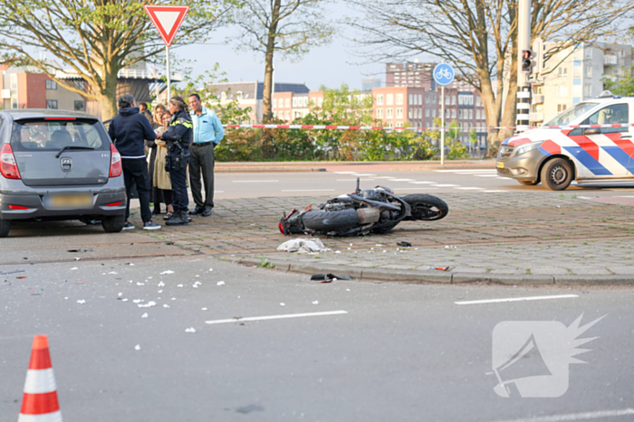 Motorrijder gewond bij botsing met auto