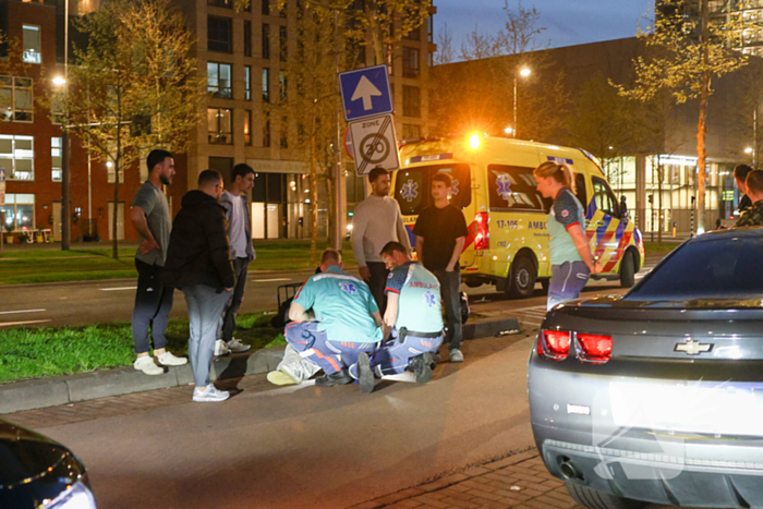 Maaltijdbezorger klapt tegen auto en komt ten val