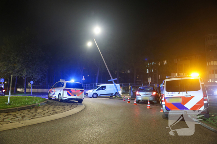 Dronken automobilist aangehouden na botsing tegen lantaarnpaal