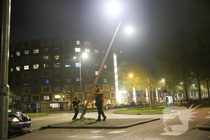 Dronken automobilist aangehouden na botsing tegen lantaarnpaal
