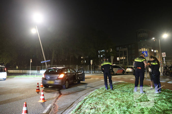 Dronken automobilist aangehouden na botsing tegen lantaarnpaal