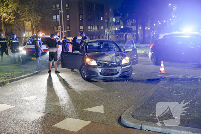 Dronken automobilist aangehouden na botsing tegen lantaarnpaal