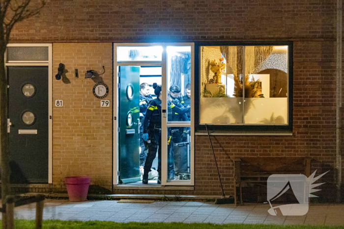 Politie valt woning binnen na melding vuurwapen