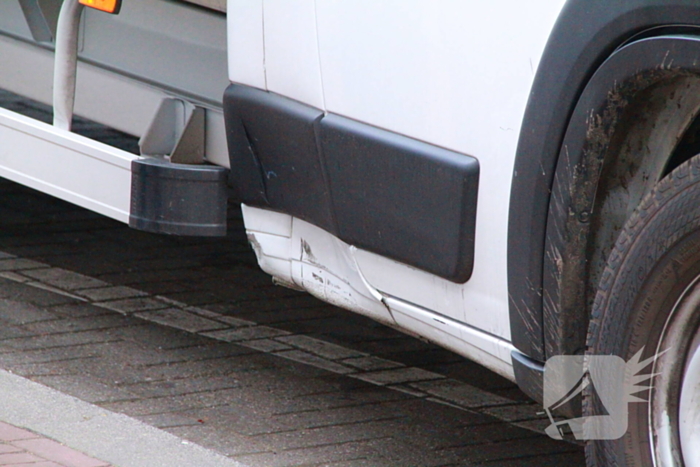 Scooterrijder botst tegen bestelbus