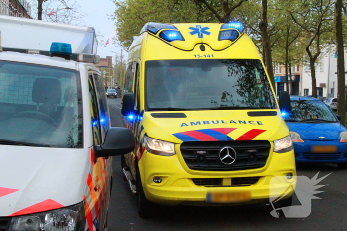 Scooterrijder botst tegen bestelbus