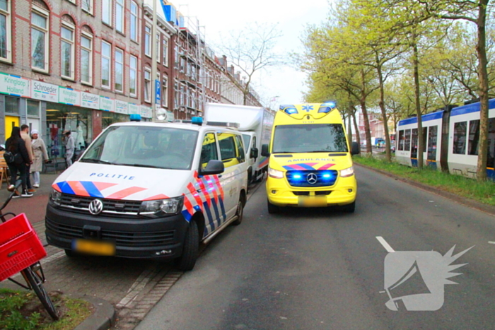 Scooterrijder botst tegen bestelbus