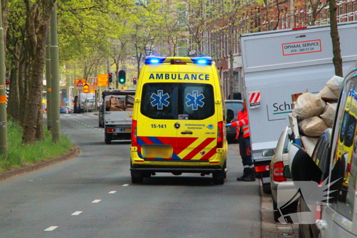 Scooterrijder botst tegen bestelbus