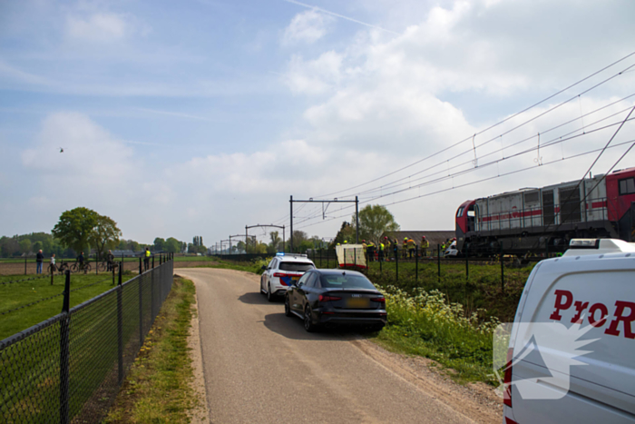 Trein sleept auto honderden meters mee over spoor, bestuurder overleden