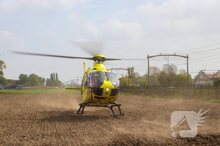 Trein sleept auto honderden meters mee over spoor, bestuurder overleden