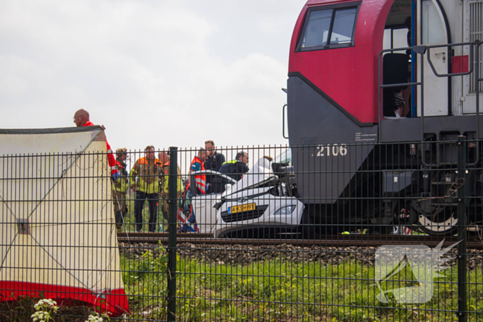 Trein sleept auto honderden meters mee over spoor, bestuurder overleden
