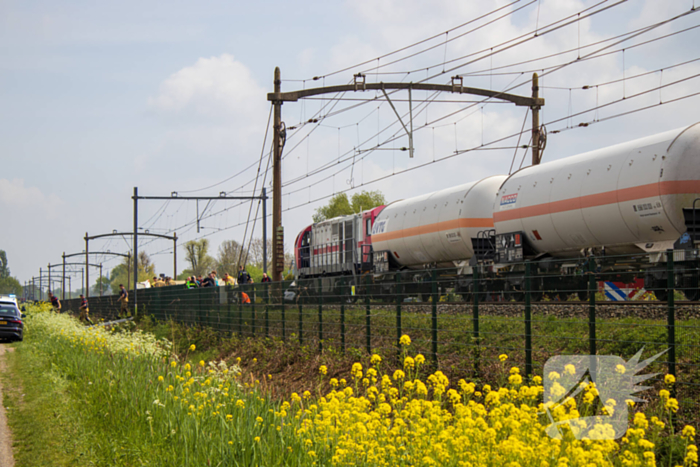Trein sleept auto honderden meters mee over spoor, bestuurder overleden
