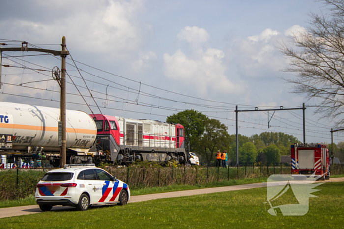 Trein sleept auto honderden meters mee over spoor, bestuurder overleden