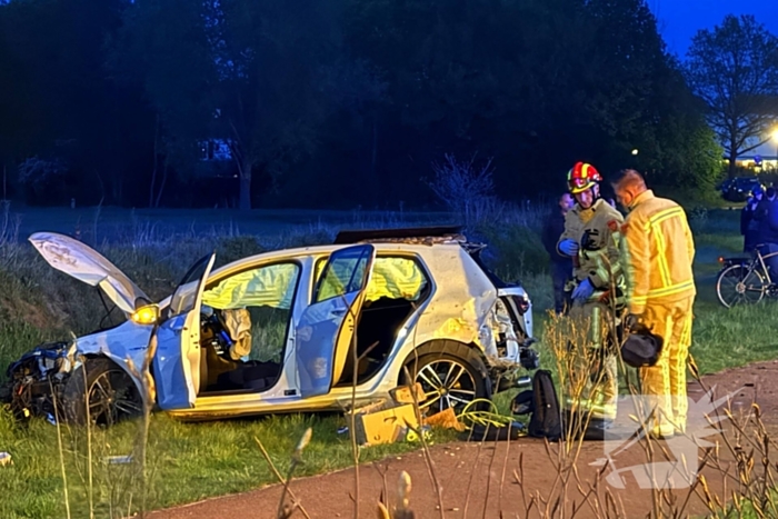 Eenzijdig ongeval auto belandt op fietspad