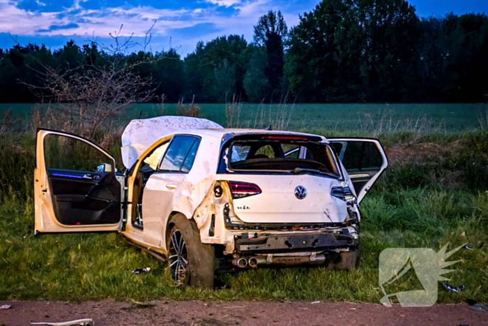 Eenzijdig ongeval auto belandt op fietspad