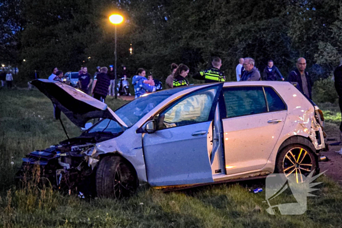 Eenzijdig ongeval auto belandt op fietspad
