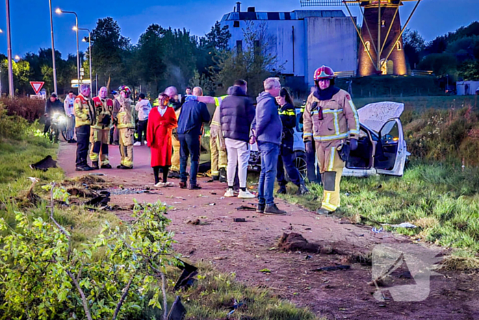 Eenzijdig ongeval auto belandt op fietspad