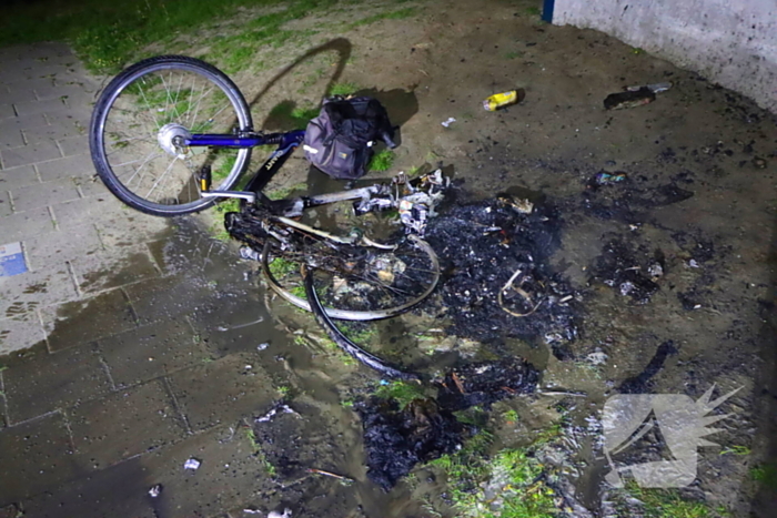 Brandweer blust brandende fiets