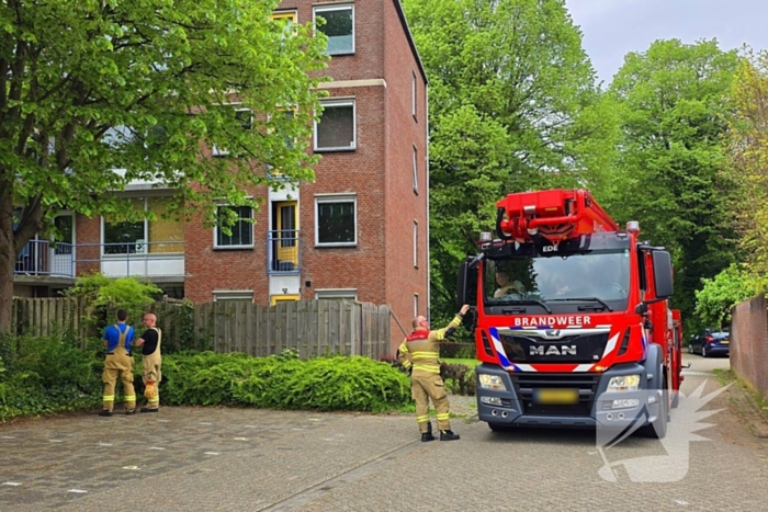 Kind sluit moeder op balkon buiten, brandweer schiet te hulp