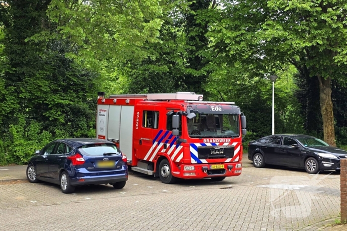 Kind sluit moeder op balkon buiten, brandweer schiet te hulp