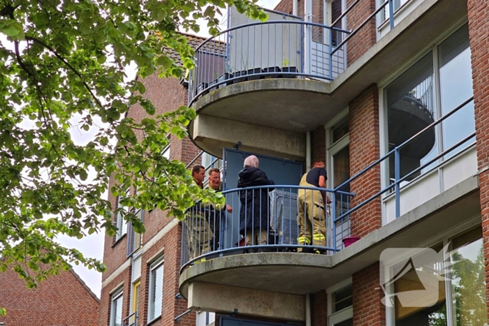 Kind sluit moeder op balkon buiten, brandweer schiet te hulp