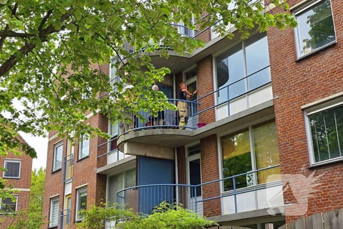 Kind sluit moeder op balkon buiten, brandweer schiet te hulp